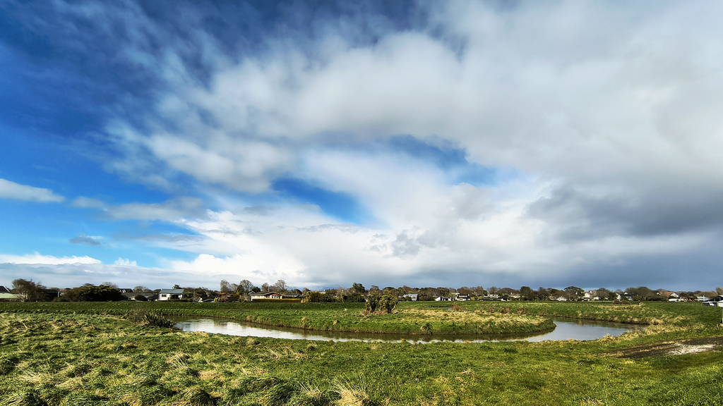 Fuzzy cirrus clouds in the sky above Invercargill
